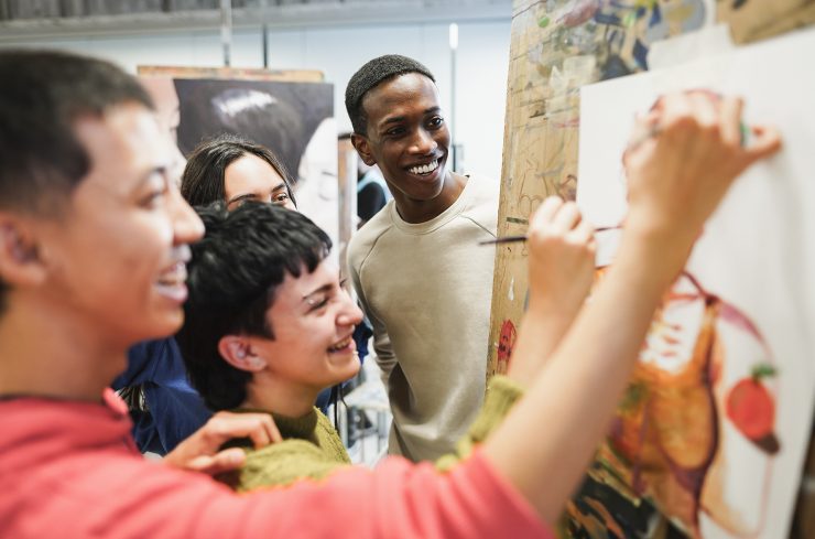 cultuureducatie met kwaliteit - vo leerlingen nemen deel aan les beeldende kunst