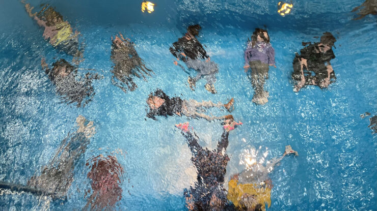 Kunstwerk Swimming Pool van Leandro Erlich van bovenaf gefotografeerd tijdens sessie Visual Thinking Strategies met kinderen in Museum Voorlinden