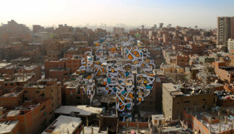 Hoe je naar iets kijkt beïnvloed hoe je iets ziet, kunstenaar El Seed schilderde op muren van verschillende gebouwen in Caïro stukjes van een Arabische tekst die je alleen kunt lezen als je op een specifieke plek staat