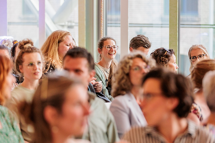 Deelnemers training cultuurcoördinator op stoelen in rijen achter elkaar