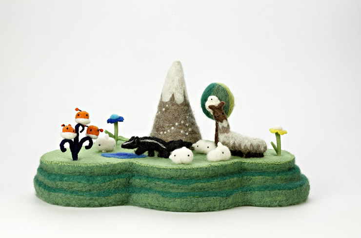 Eiland met berg, meertje, planten en dieren, alles is gemaakt van vilt