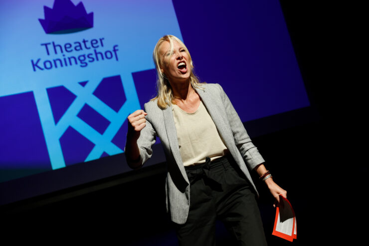 Wendy Hoogendijk presenteert met veel energie tijdens de rondetafel cocreatie in Maassluis