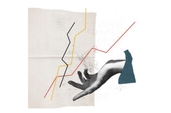 3 grafiekslijnen lopen over een papier. Er staat een hand bij.