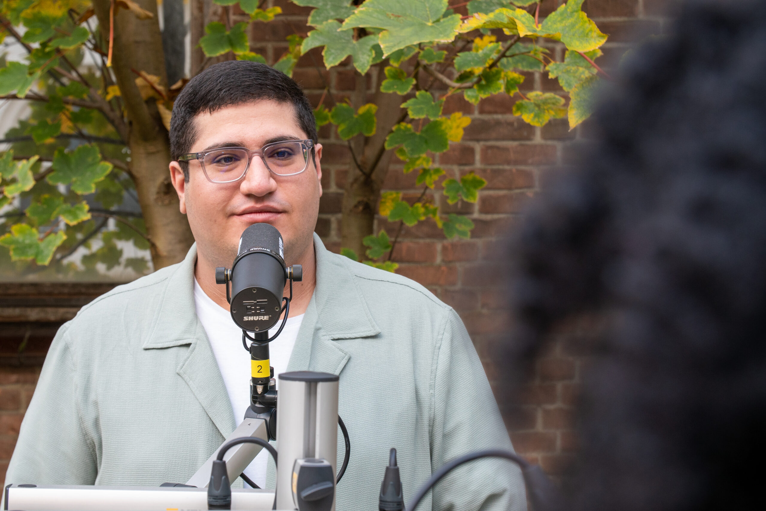 Hizir Cengiz tijdens de opname van een podcast.