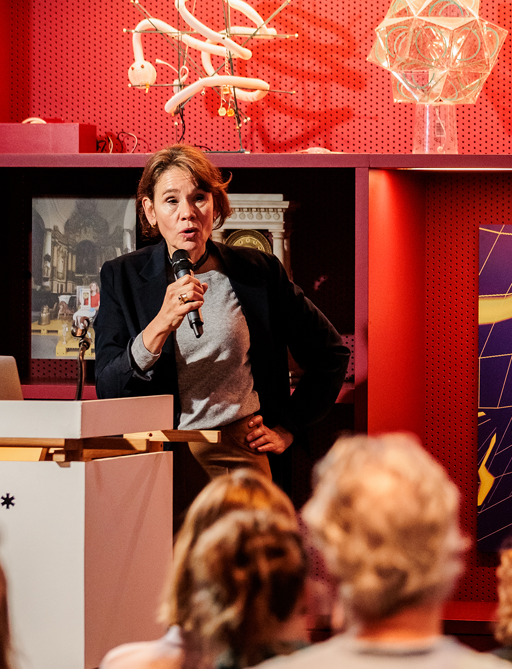 Marilse Eerkens houdt een lezing tijdens de bijeenkomst Wie is we?