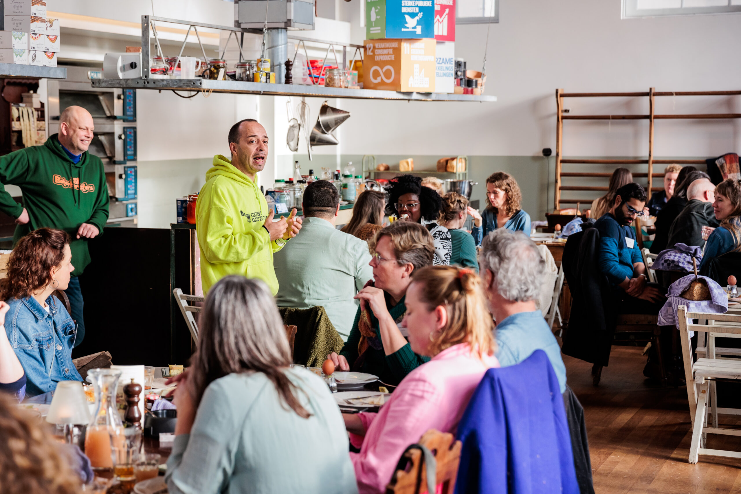 Bob Richters spreekt alle deelnemers toe in het restaurant Hotspot Hutspot