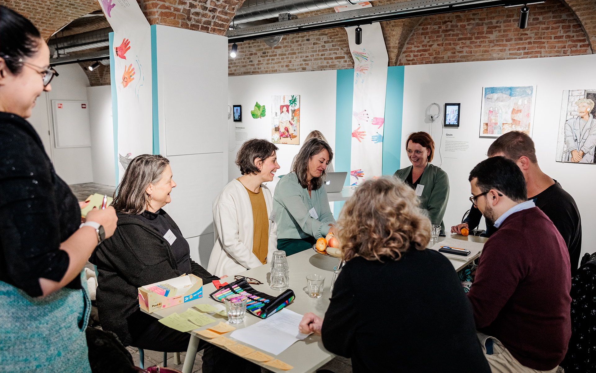 Rondetafelgesprek geleid door Ashmita Krishna Sharma. Deelnemers van het gesprek zijn Eveline van Stuijvenberg,Titia Lefers, Monique Verweijmeren, Frija Klein, Maarten Bel, Aukje Bolle en Silvia Settels. 