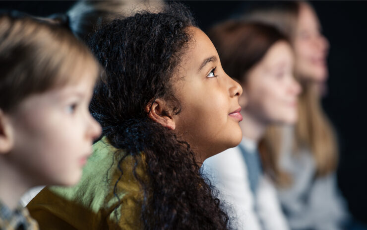 Kinderen kijken in een bioscoop naar een film