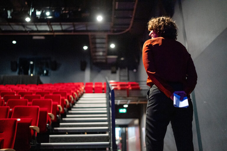 Aukje Bolle in theaterzaal