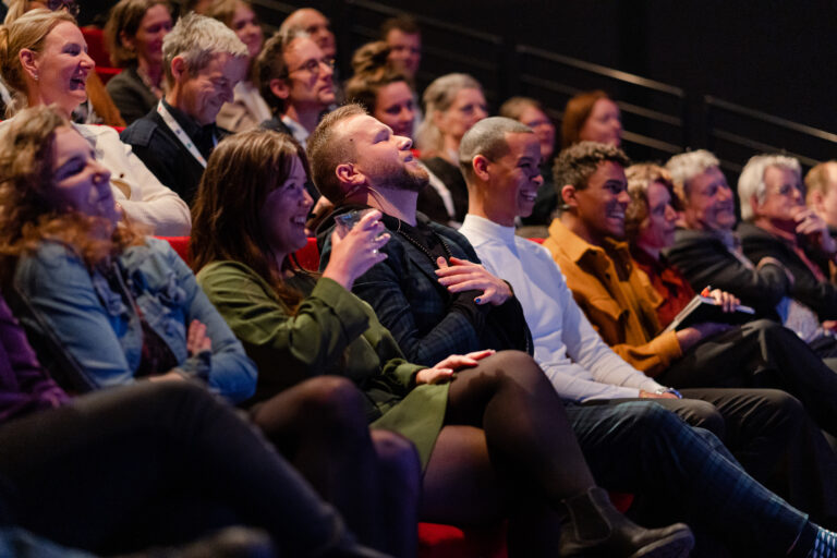 Publiek in theaterzaal tijdens lancering Cultureel Zuid-Holland in kaart