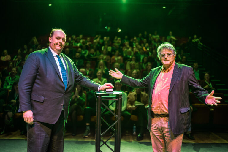 Frederik Zevenbergen en Wimblansjaar drukken op de rode knop om de kaart te lanceren.