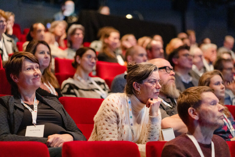 Publiek in theaterzaal tijdens lancering Cultureel Zuid-Holland in kaart