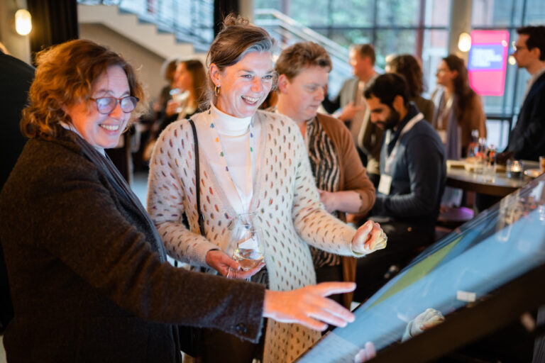 Publiek kijkt naar het dashboard Cultureel Zuid-Holland in ka