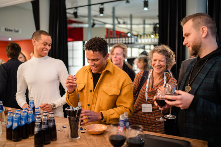 Publiek in de lobby tijdens de lancering van Cultureel Zuid-Holland in kaart