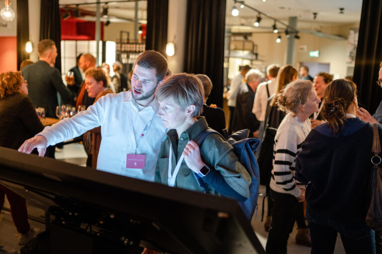 Publiek kijkt naar het dashboard Cultureel Zuid-Holland in kaart