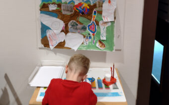 Kind werkt aan een creatief project.