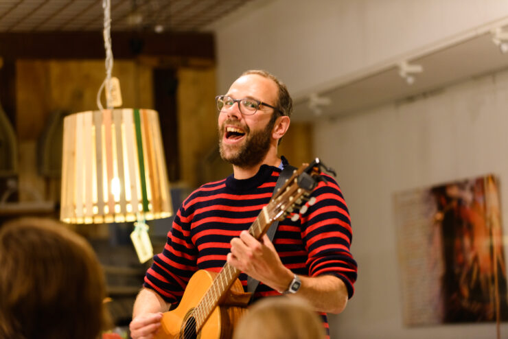 Jasper Smit op de gitaar.