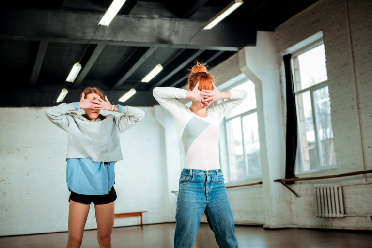 2 vrouwen dansen in een studio.