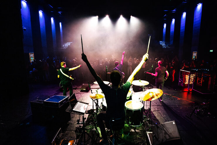 Themafonds Cultuurparticipatie Zuid-Holland Een drummer op een podium.