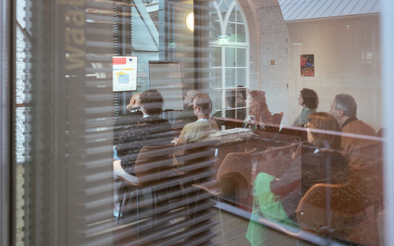 Mensen volgens een workshop over data