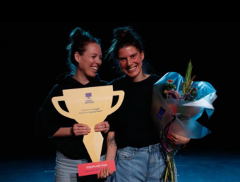 Guppie wint Kijk|Kunst-Kup 2023 2024 2 actrices van Reuring theater ontvangen de Kijk|Kunst-Kup