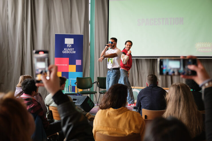Optreden van 2 rappers, publiek zit voor het podium
