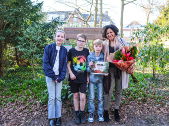Leerlingen van basisschool De Regenboog en Ellen-Rose Kambel met de lesbrief in Park Rusthoff