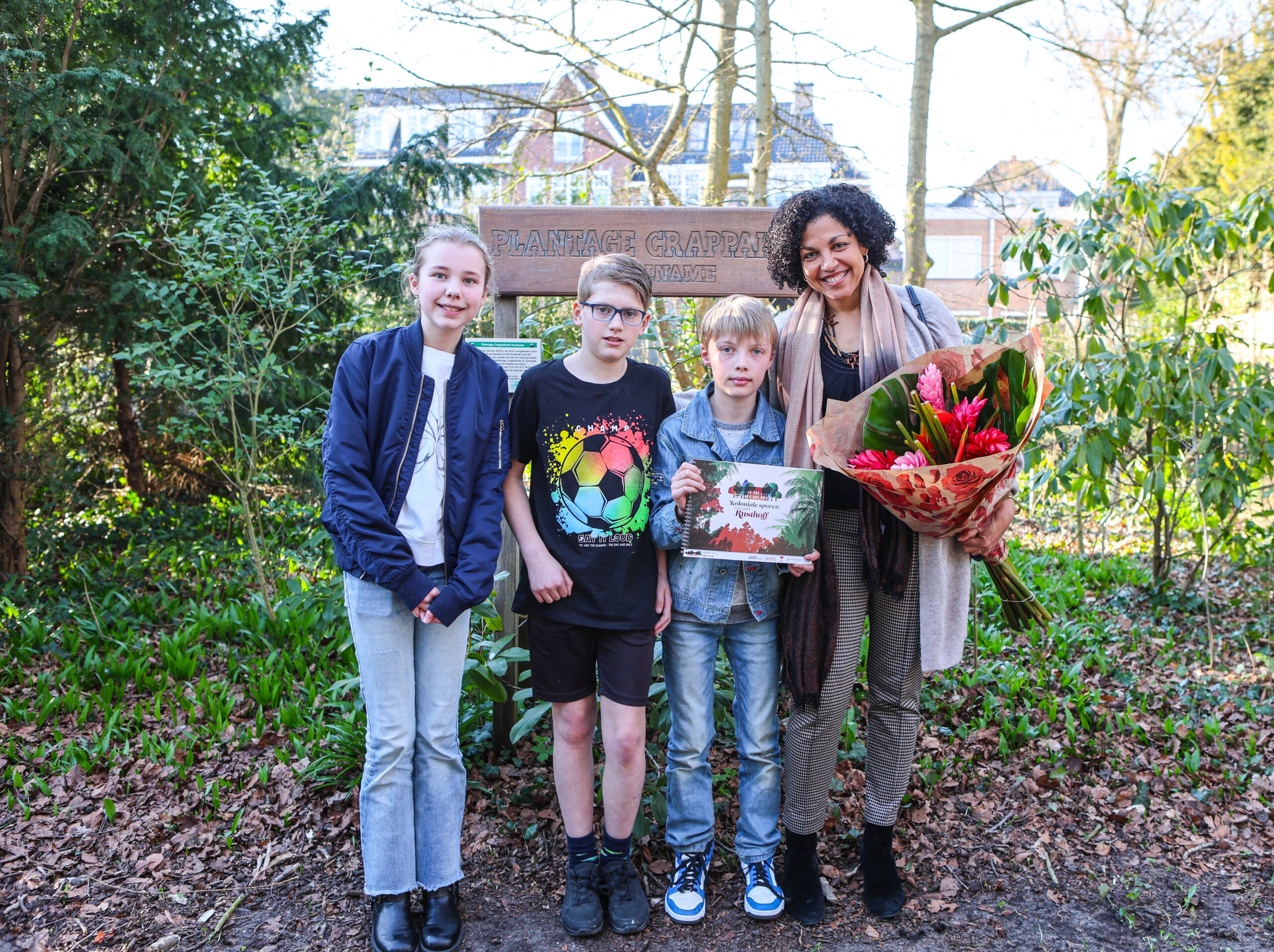 Leerlingen van basisschool De Regenboog en Ellen-Rose Kambel met de lesbrief in Park Rusthoff