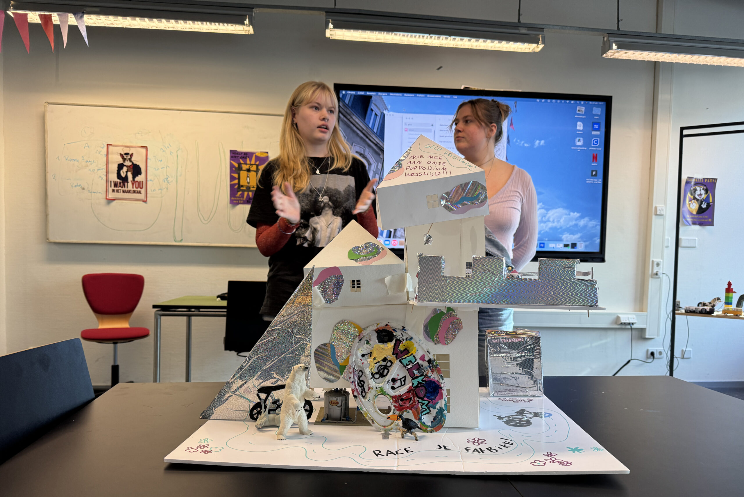 2 jongeren presenteren hun prototype