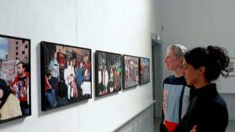 Gemeente Dordrecht zoekt culturele verbinding 2 vrouwen bekijken ingelijste foto's