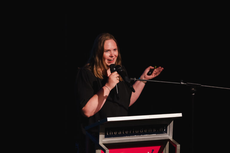 Een deelnemer aan CultuurKans pitcht haar idee