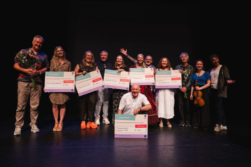 De deelnemers van de eerste editie van CultuurKans staan samen op de groepsfoto