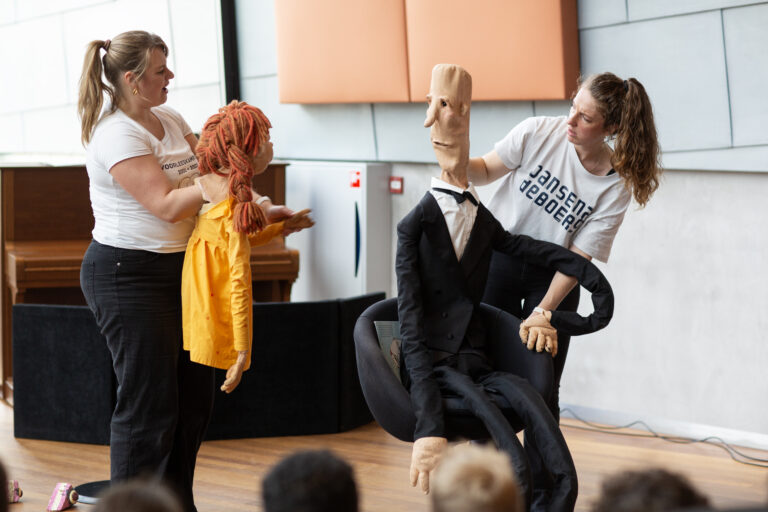 Jansen en De Boer van de Voorleeskampioen spelen de voorstelling Een ober van niks.