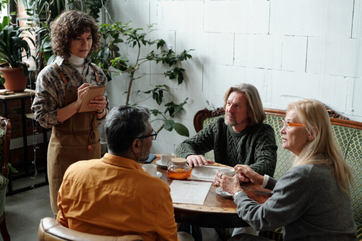 groep mensen hebben overleg rondom tafel