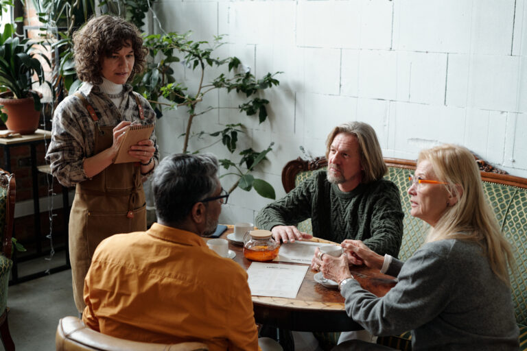 groep mensen hebben overleg rondom tafel