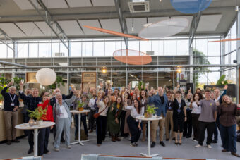 Groep mensen brengen toast uit