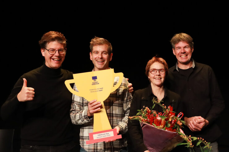 Gezelschap SEOP houdt de Kijk|Kunst-Kup vast.