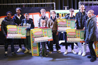 Pitch Parade vliegende start winnaars Pitch Parade Katwijk houden bord met gewonnen geldbedrag omhoog