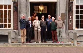 Collega's van Kunstgebouw en Erfgoedhuis Zuid-Holland proosten voor het Meisjeshuis in Delft.
