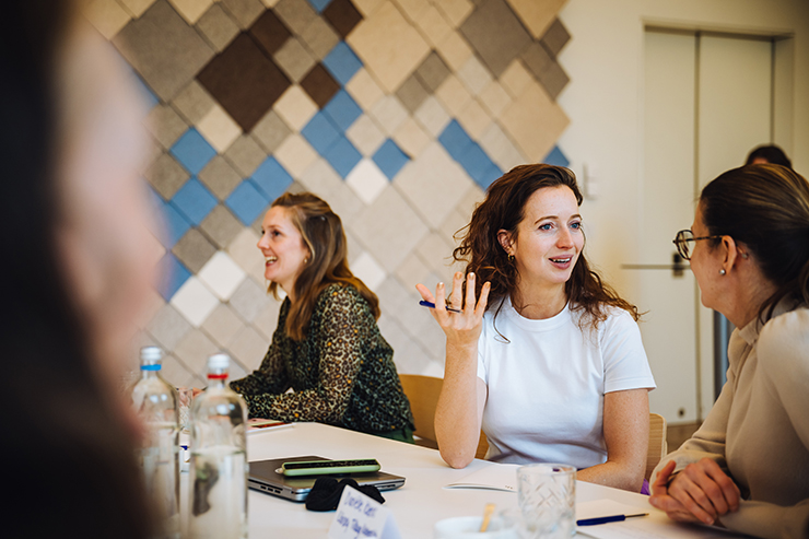 impact meten denken DEN personen aan tafel praten met elkaar