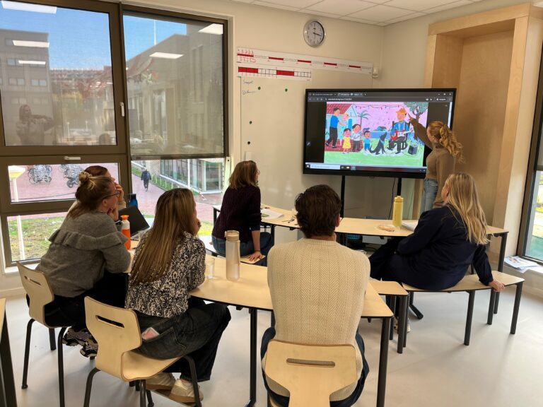 Docenten kijken naar beeldscherm waarop een illustratie staat.