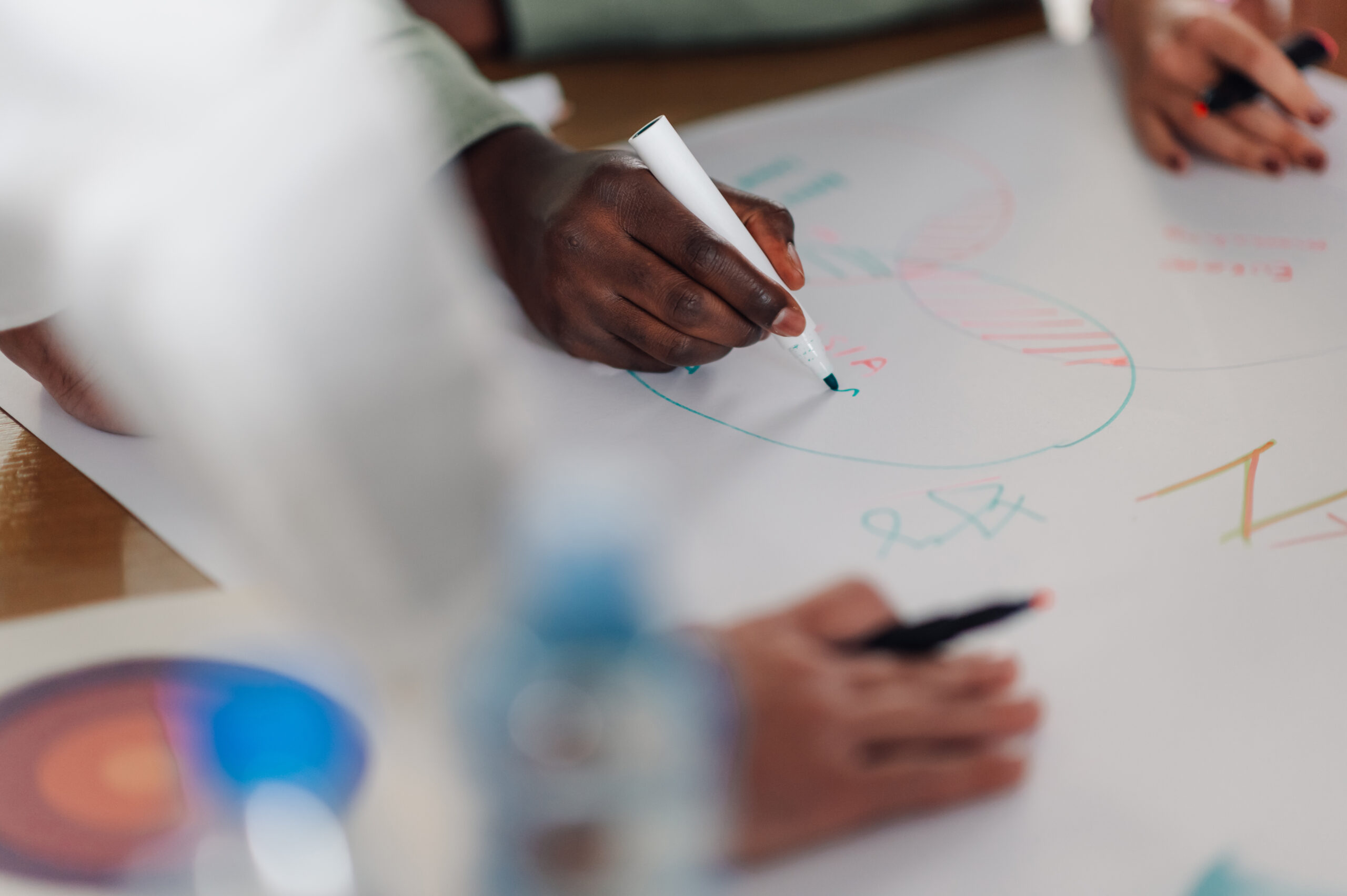 Kunstlokaal Digitaal Collega's werken aan een strategieplan met gekleurde stiften op een whiteboard.