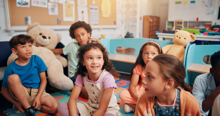 filosoferen met kinderen kinderen op de vloer in een klaslokaal