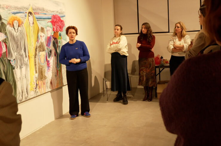 Vrouw geeft VTS-training aan groep studenten