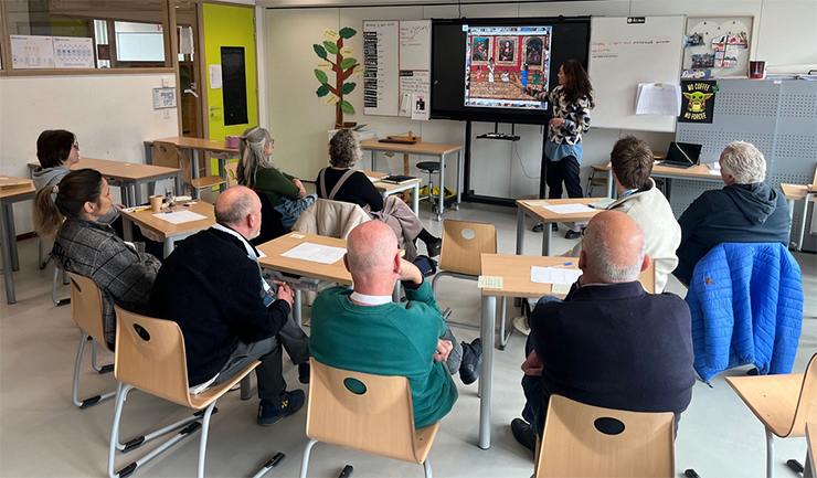 VTS Geïntegreerd inspiratieworkshop deelnemers workshop op rug gezien kijkend naar scherm met kunstwerk