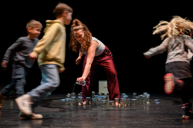 springtij kijk|kunst dans vrouw in midden, kinderen bewegen om haar heen