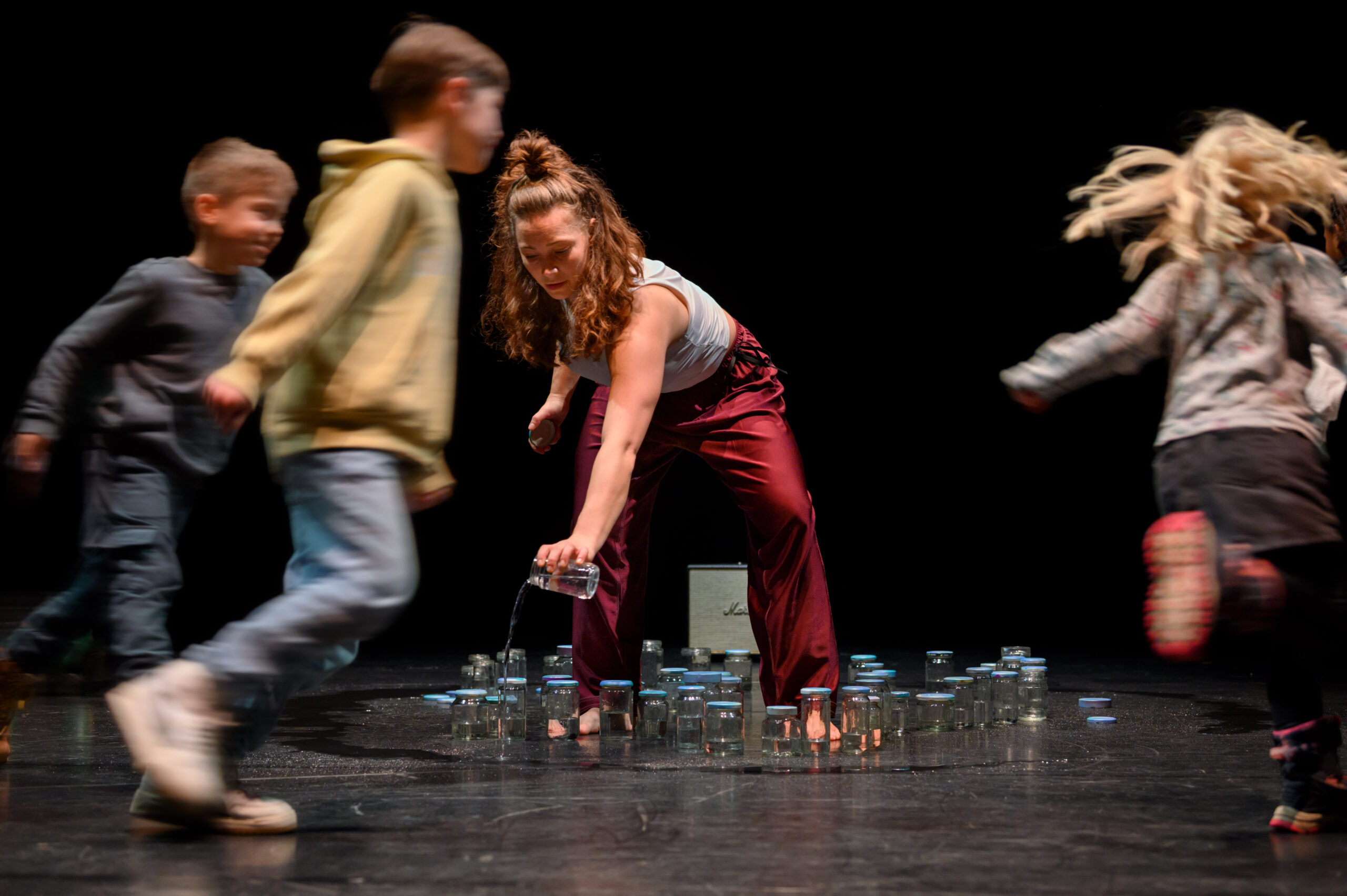 springtij kijk|kunst dans vrouw in midden, kinderen bewegen om haar heen
